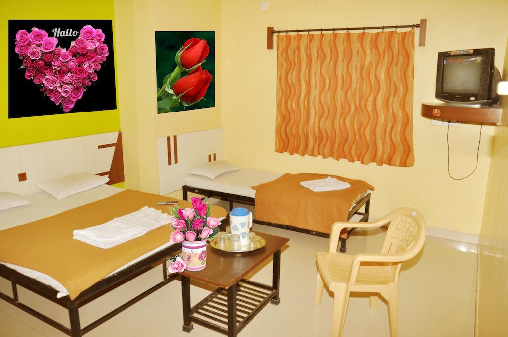 Hotel Sai Darshan Shirdi Room photo